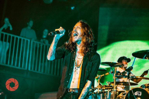 Brandon Boyd of Incubus crooning sexily